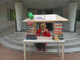 Biblioteczna fotobudka stanęła przed wieluńską książnicą